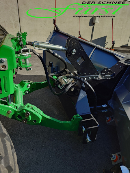 HILLTIP SnowStriker VMT Traktoren V-Pflug
